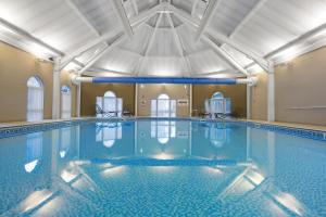 巴顿尼德伍的维奇诺尔公园乡村俱乐部钻石度假酒店的大楼内的大型游泳池