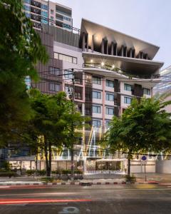 曼谷三燕 赛琳 酒店的前面有一条街道的高楼