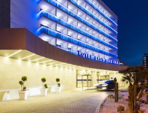 滨海罗克塔斯萨比纳尔最佳酒店的夜间驾车经过酒店的节日大厅