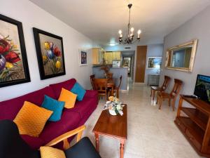 阿尔切纳旅游胡安妮塔奥皮公寓的客厅配有红色的沙发和桌子