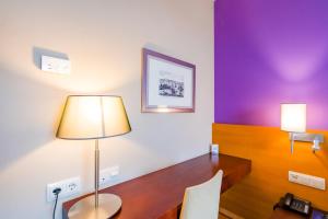 萨拉曼卡Hotel Salamanca Montalvo的配有书桌的房间,上面有台灯