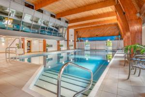 米尔顿达梅雷尔钻石度假村伍德福德桥乡村民宿的一座配有桌椅的酒店游泳池