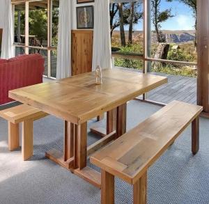 黑荒地Canyon Cottage Majestic view的门廊前的木桌和长椅