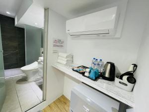 台北森浩文旅的浴室设有1个带卫生间和水槽的台面