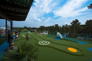 博格泽利卡Sandra Spa Pogorzelica & Aquapark的模拟高尔夫球场的高尔夫球场