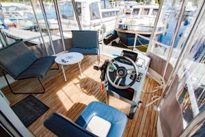 黑尼格斯多夫Hausboot的船上的甲板,配有椅子和桌子
