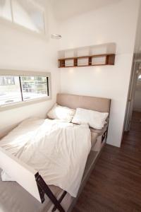 黑尼格斯多夫Hausboot的一个小房间的一个床位,设有窗户
