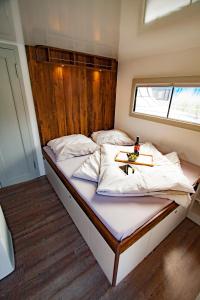 黑尼格斯多夫Hausboot的一间卧室配有一张床,上面有托盘
