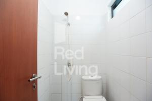 NalagatRedLiving Apartemen EcoHome - DeLouvre Tower A Suginoki的一间带卫生间的浴室和白色瓷砖墙