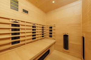 Gunderath艾弗尔茂矽纽伯格林中心公园酒店的设有带木镶板墙的桑拿浴室和人造桑拿浴室