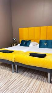 波兹南Villa Ventana 2 City Free Parking Śniadanie w cenie 503 18 18 11的一间卧室配有两张带蓝色枕头的床