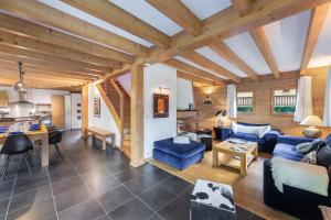 沙泰勒Casa Linga - Chalet - BO Immobilier的客厅设有木制天花板和蓝色沙发。
