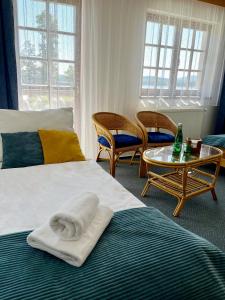 霍尼普拉纳娜普拉兹酒店的酒店客房带一张床、一张桌子和椅子