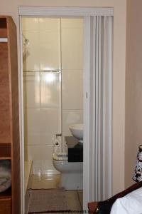 NqutuMeet Mekaar Resorts - Nquthu Hotel的一间带卫生间和水槽的浴室