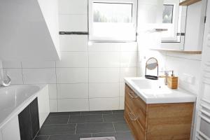 毛特恩多夫Appartement Mauterndorf的白色的浴室设有水槽和镜子