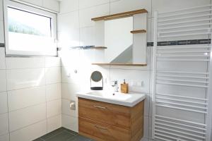 毛特恩多夫Appartement Mauterndorf的一间带水槽和淋浴的浴室
