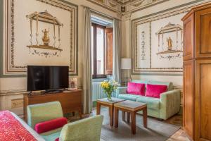 索里亚诺内尔奇米诺Palazzo Catalani Resort的带沙发和电视的客厅