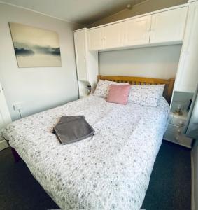 Bucks MillsBucklands at Bideford Bay的一间卧室,配有一张带钱包的床