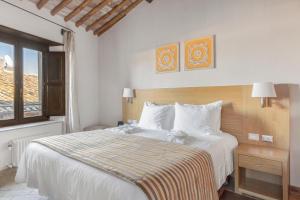 索里亚诺内尔奇米诺Palazzo Catalani Resort的卧室设有一张白色大床和一扇窗户。