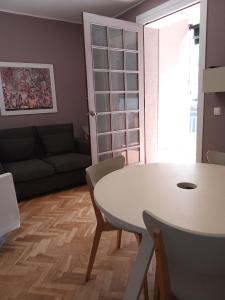 莱里达Casa Melé 2, Parking privado opcional的客厅配有白色桌子和沙发