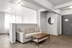 雷克雅未克The Swan House by Heimaleiga的客厅配有沙发和桌子
