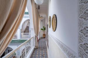 马拉喀什Riad HAFSSA & Spa的一条铺有蓝色和白色瓷砖的白色楼梯走廊