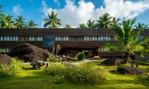那尼Natuna Dive Resort的一座棕榈树建筑