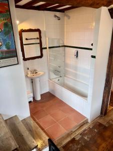 ArmañoCasa Rural Basiver - Habitación Pico San Carlos的带淋浴和盥洗盆的浴室