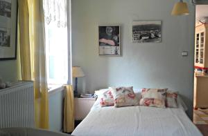 卡拉内拉Rezenda的一间卧室配有带两个枕头的床和窗户