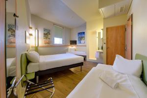 卢塞恩卢塞恩城宜必思快捷酒店的酒店客房带两张床和一间浴室