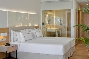 阿德耶Melia Jardines del Teide - Adults Only的一间带白色大床的卧室和一间浴室