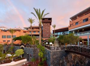阿德耶Melia Jardines del Teide - Adults Only的天上一带彩虹,城市上方有建筑