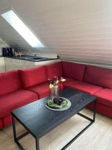 滕斯贝格MyCondo no - Øvre Langgate 24 - gratis parkering的客厅配有红色的沙发和桌子