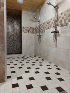 DundagaApartamenti Dundaga XXL的浴室铺有黑白格子地板。
