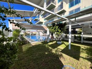 菲内斯特拉特APARTAMENTOS OASIS DE LA CALA的享有带游泳池的建筑庭院的景色