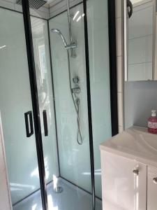 滕斯贝格Mycondo no - Snorres gt 4b apt 2 - Gratis parkering的浴室里设有玻璃门淋浴
