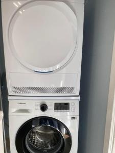 滕斯贝格Mycondo no - Snorres gt 4b apt 2 - Gratis parkering的小房间里的洗衣机和烘干机