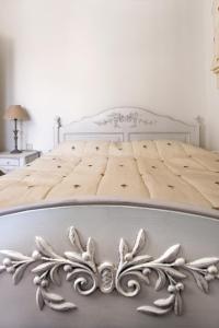 罗查基恩Aegean Diamonds Boutique Villas的白色客房内的一张白色床架
