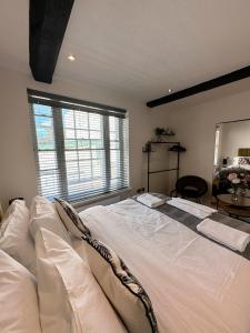诺里奇73B Weavers House - Mountergate的一张大白色的床,位于一个设有大窗户的房间