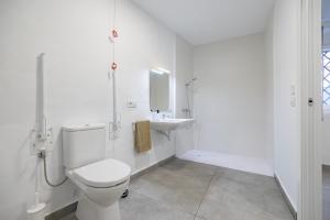 瓦伦西亚Residencia Universitaria Trinitarios的白色的浴室设有卫生间和水槽。