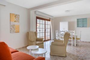 圣米格尔德阿沃纳日落景观俱乐部钻石度假酒店的客厅配有沙发、椅子和桌子