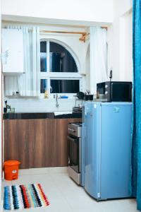 班布里Semo's apartment的厨房配有蓝色冰箱和水槽