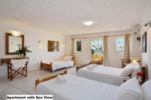 干尼亚Katerina Rooms for Rent的酒店客房配有两张床和一张书桌