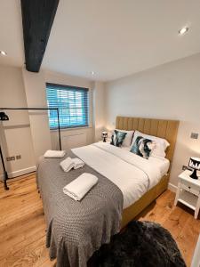 诺里奇73A Weavers House - Mountergate的一间卧室配有一张大床和毛巾