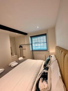 诺里奇73A Weavers House - Mountergate的卧室配有一张大白色床和窗户