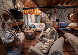 拉安戈斯图拉镇Ruma Andina by DOT Cabana的小屋内的客厅配有沙发和椅子