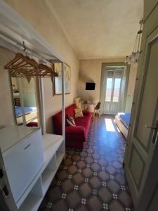 洛韦雷帕尔马早餐加住宿别墅酒店的客厅配有红色的沙发和镜子