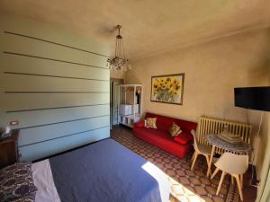 洛韦雷帕尔马早餐加住宿别墅酒店的一间卧室配有红色的床和红色的沙发