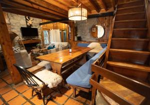 拉安戈斯图拉镇Ruma Andina by DOT Cabana的客厅配有木桌和椅子