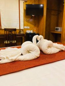 华欣达涅利度假村的两个白天鹅坐在桌子上